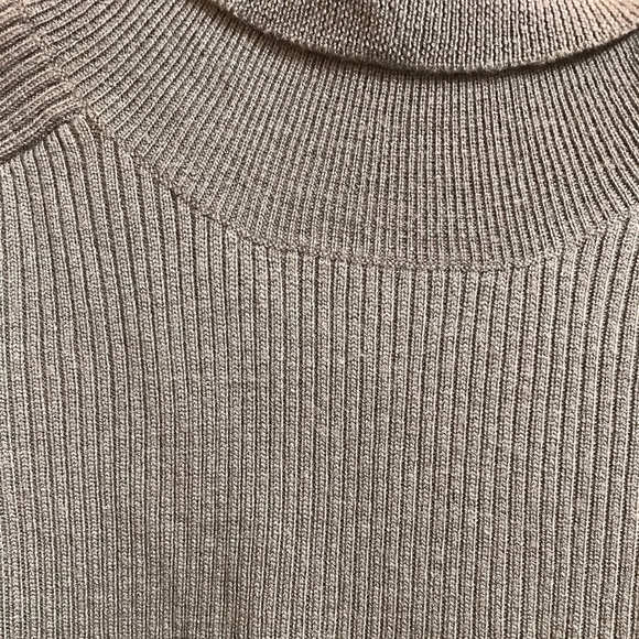 Banana Republic 3/4 sleeve wool turtleneck sweater - Picture 3 of 3